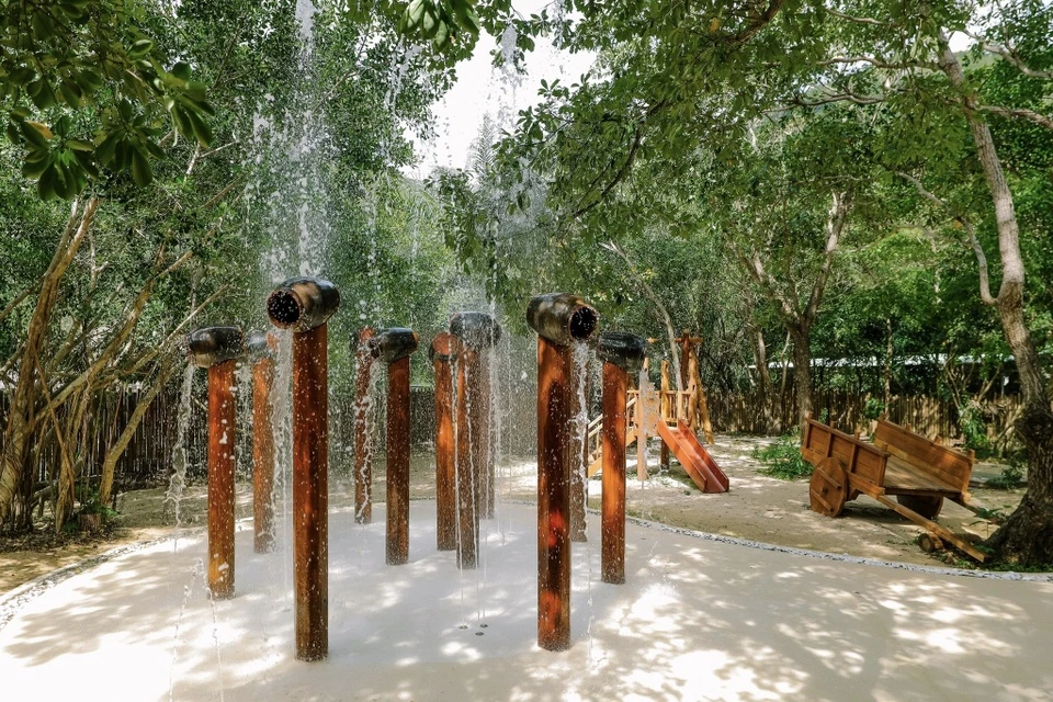  Điểm đặc trưng của khu nghỉ dưỡng là tất cả giường ngủ đều có tầm nhìn hướng biển. Phòng ngủ có không gian mở, phòng tắm, bồn tắm được làm bằng gỗ. Mỗi căn đều có lối đi, cầu thang riêng đảm bảo quyền riêng tư của khách. Ảnh: SSNVB.