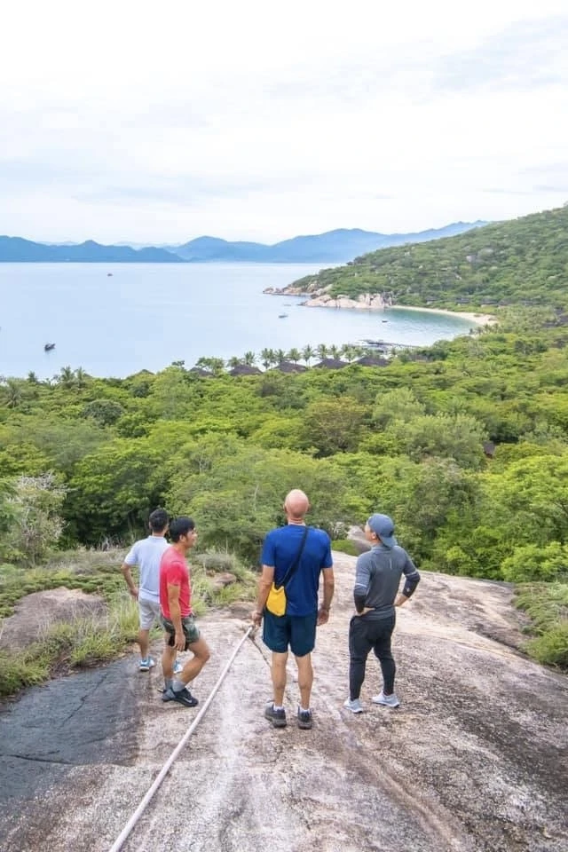  Một số hoạt động du khách có thể trải nghiệm tại khu nghỉ dưỡng là đi bộ đường dài (có hướng dẫn viên), thái cực quyền, chèo thuyền kayak, chèo ván đứng, tennis. Đối với tệp khách gia đình, cả nhà có thể cùng học nấu ăn, xem phim ngoài trời. Ngoài ra, điểm đến này còn nổi tiếng với cam kết bảo tồn, cải thiện hệ sinh thái. Đáng chú ý là bảo vệ loài voọc chà vá chân đen nằm trong Sách đỏ các loài có nguy cơ tuyệt chủng của IUCN và Sách đỏ Việt Nam. Loài này chỉ phân bố ở miền Nam Việt Nam và miền Đông Campuchia. Ảnh: SSNVB.