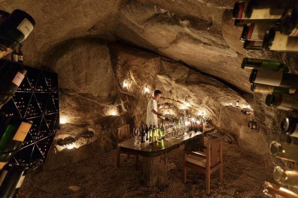 Bên cạnh khu vực nhà hàng, du khách lưu trú có thể sử dụng dịch vụ ăn uống dưới hầm rượu nhỏ bên trong biệt thự. Ảnh: SSNVB. 