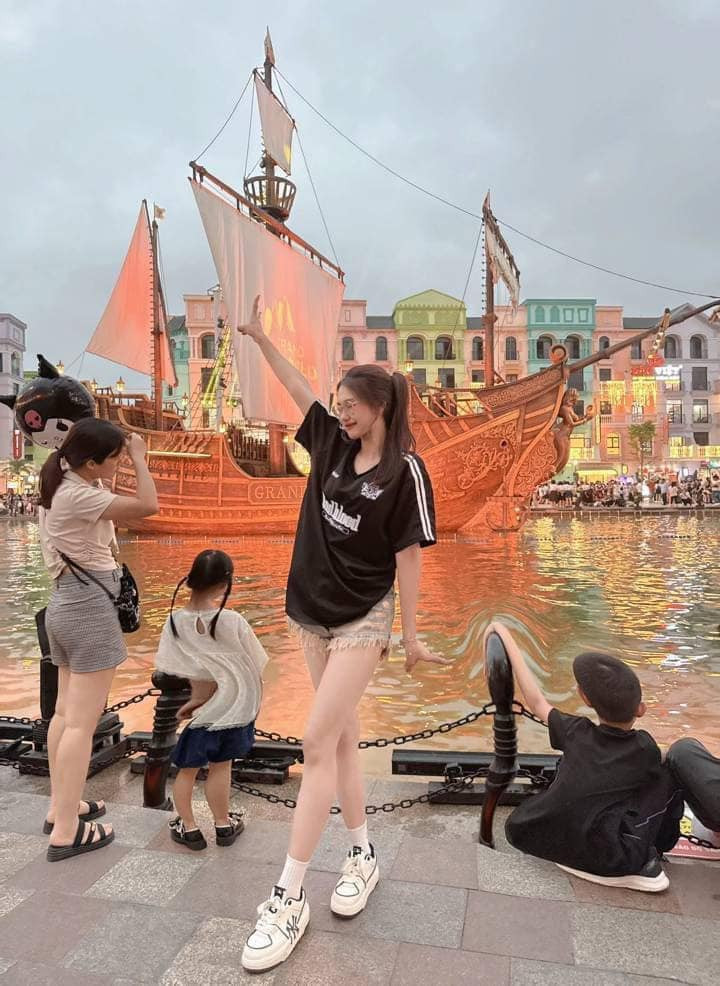 Ngày nay công nghệ chỉnh sửa ảnh rất phát triển, chỉ cần chịu khó ngồi chỉnh sửa một chút thì từ vịt cũng có thể hóa thiên nga, thế nhưng việc chỉnh sửa thường được chính chủ thực hiện khéo léo để người xem không phát hiện ra. Tuy nhiên cô gái này thì công khai khiến nhiều người không khỏi bật cười. (Ảnh: Facebook)