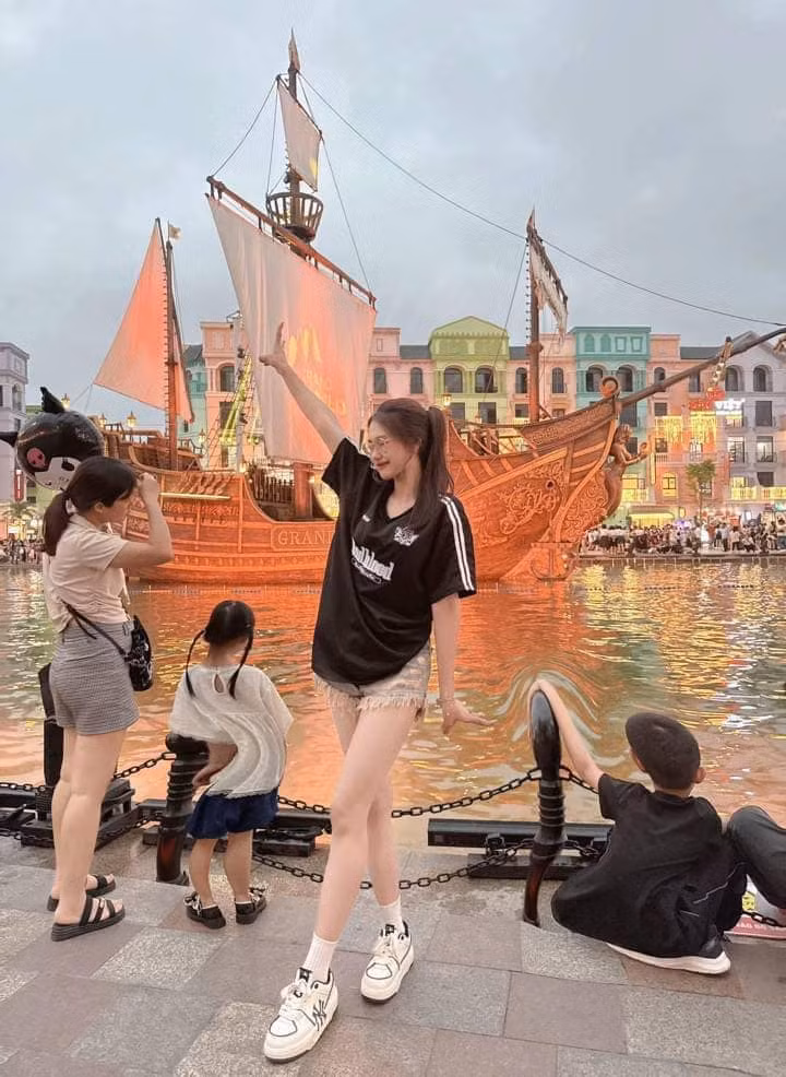 Ngày nay công nghệ chỉnh sửa ảnh rất phát triển, chỉ cần chịu khó ngồi chỉnh sửa một chút thì từ vịt cũng có thể hóa thiên nga, thế nhưng việc chỉnh sửa thường được chính chủ thực hiện khéo léo để người xem không phát hiện ra. Tuy nhiên cô gái này thì công khai khiến nhiều người không khỏi bật cười. (Ảnh: Facebook)