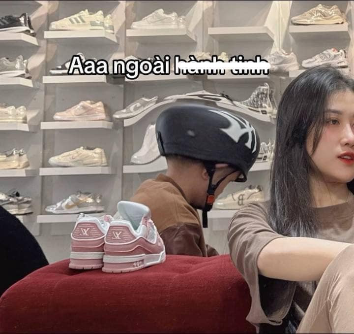 Chỉ cần bản thân đẹp, người bên cạnh có như người ngoài hành tinh cũng không sao. (Ảnh: Facebook)