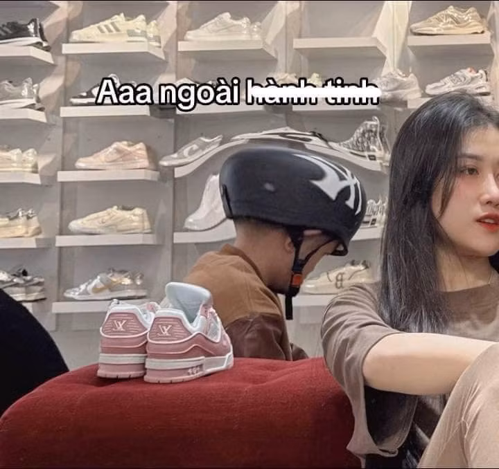 Chỉ cần bản thân đẹp, người bên cạnh có như người ngoài hành tinh cũng không sao. (Ảnh: Facebook)