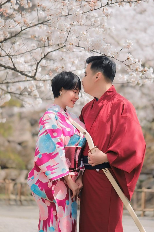 Hoàng Kim Ngọc - nữ diễn viên được nhiều người biết đến trong bộ phim "về nhà đi con" trong loạt ảnh đi du lịch Nhật Bản photoshop cho mình ngực nở mông cong, còn anh chồng thì bẹo hình bẹo dạng. (Ảnh: FB Hoàng Kim Ngọc)