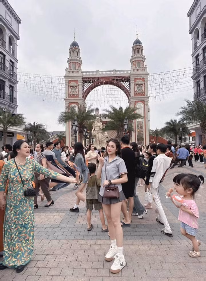 Nhân vật chính thì chân dài, da trắng, còn người xung quanh thì biến dạng hoàn toàn... (Ảnh: Facebook)