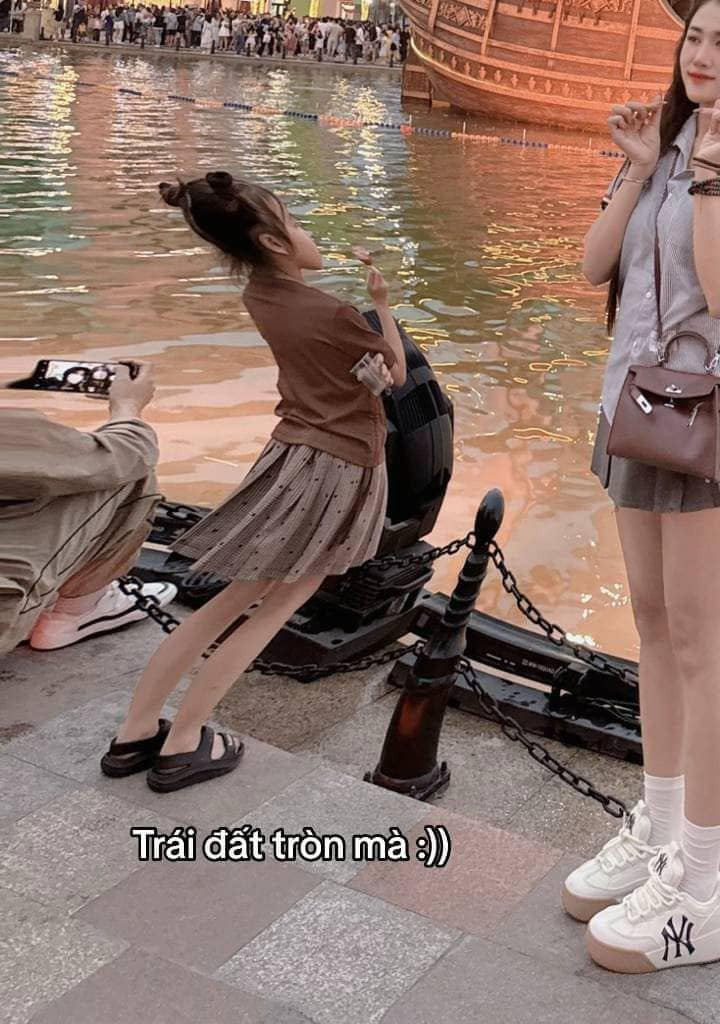 Có người cho rằng cô nàng đang cô tình kéo những vật xung quanh cho méo đi mà thôi, để thu hút về sự chú ý. Có người bày tỏ có thể cô nàng này đang cố tình làm vậy để mỉa mai những người khác chỉnh ảnh quá lố, trên mạng và ngoài đời khác xa nhau. (Ảnh: Facebook)