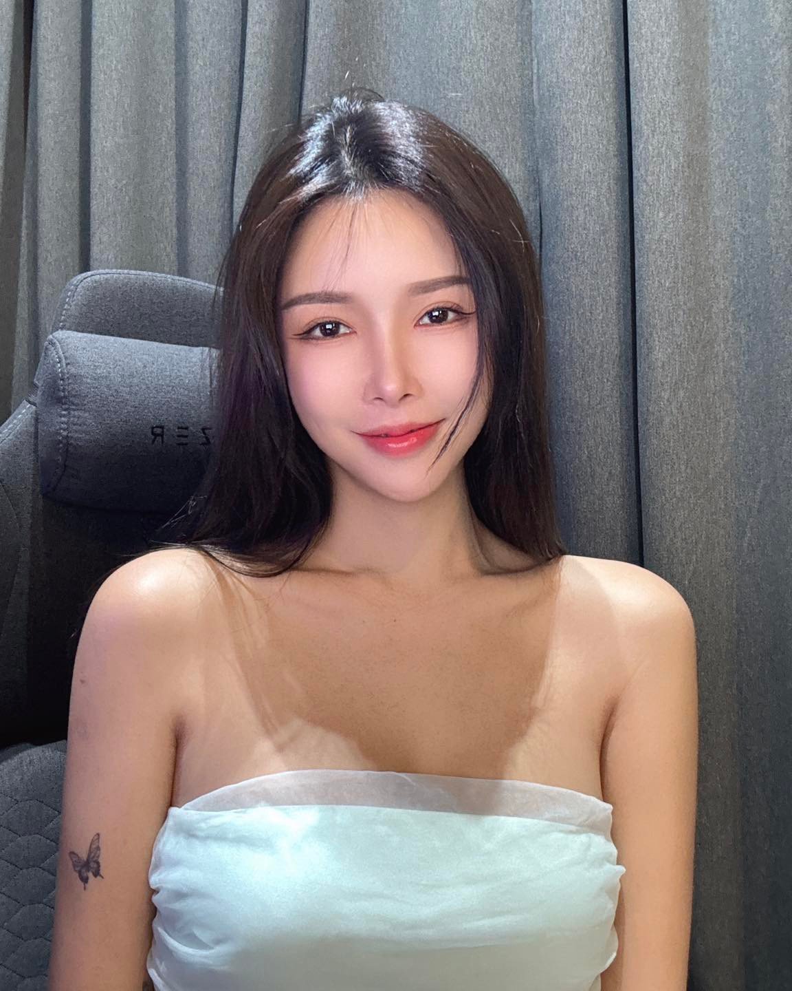 Cô nàng cũng theo đuổi phong cách gợi cảm, quyến rũ.