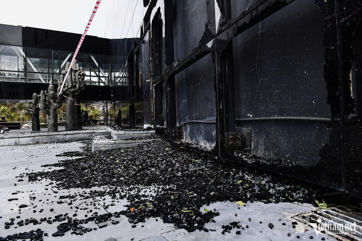 Những ô kính cường lực ốp bên ngoài bảo tàng bị vỡ vụn sau cơn bão. Trao đổi với PV VietNamNet, ông Đỗ Quyết Tiến (Giám đốc Bảo tàng Quảng Ninh) cho biết: “ Với những hạng mục bị hư hỏng của Bảo tàng Quảng Ninh và Cung quy hoạch, hội chợ và triển lãm tỉnh Quảng Ninh thì sơ bộ thiệt hại khoảng 70 tỷ đồng."