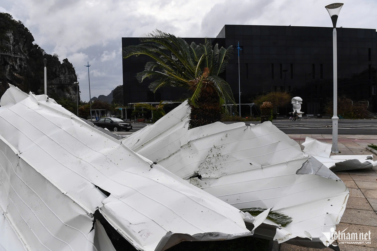 Một mảng tôn lớn bay 500m từ cung cá heo sang ngay sát Bảo tàng Quảng Ninh.