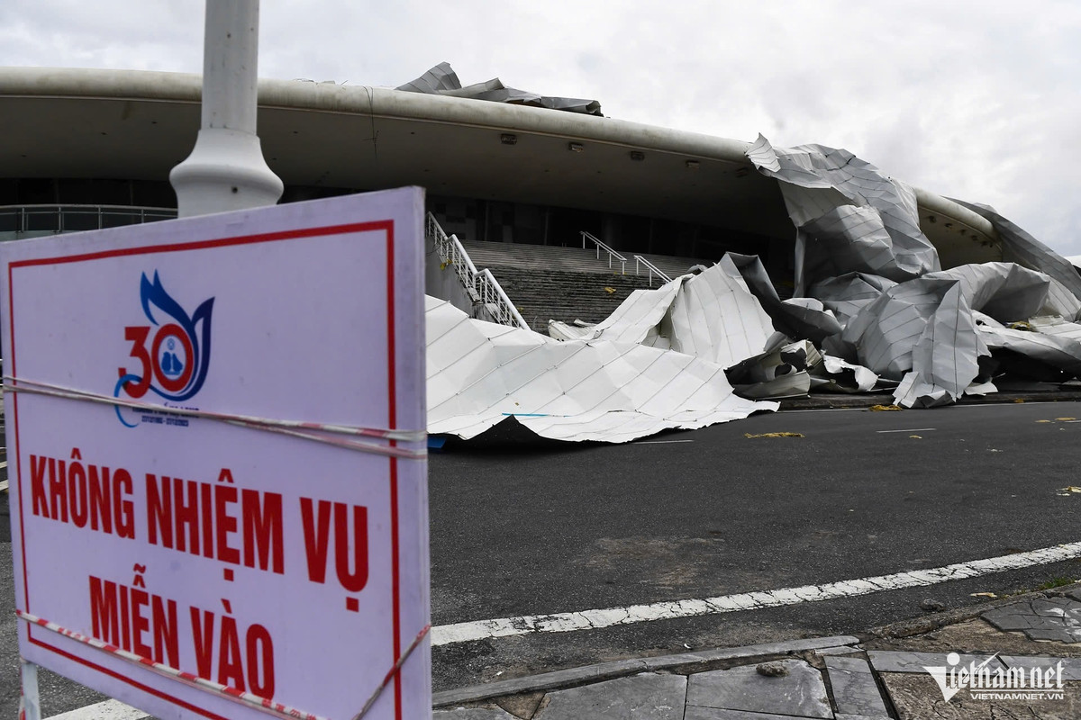Do chưa thể dọn dẹp hết nên trong ngày 8/9, khu vực này treo biển cấm vào.