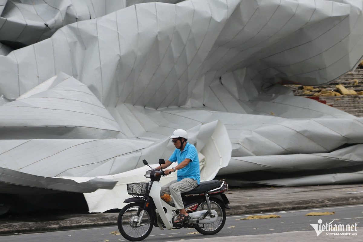 Ngoài ra, phần cách nhiệt dưới lớp tôn cũng bị xé toạc rồi rơi đầy trong khuôn viên cung.