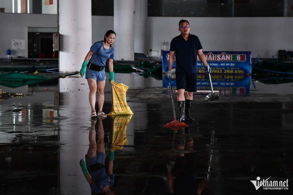 Anh Phạm Thanh Lâm (30 tuổi, nhân viên Bảo tàng Quảng Ninh và Cung quy hoạch, Hội chợ và triển lãm tỉnh Quảng Ninh) cho biết, sau khi bão số 3 qua đi, tình hình ổn định là toàn bộ nhân viên có mặt để dọn dẹp đống đổ nát. Trong đó nguy hiểm nhất là thu gom gương vỡ vì rất dễ bị thương.