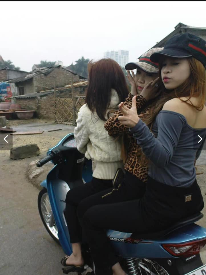 Kiểu tóc với phần tóc bên trên dày, tạo thành một lớp khác biệt so với phần đuôi được tỉa mỏng.