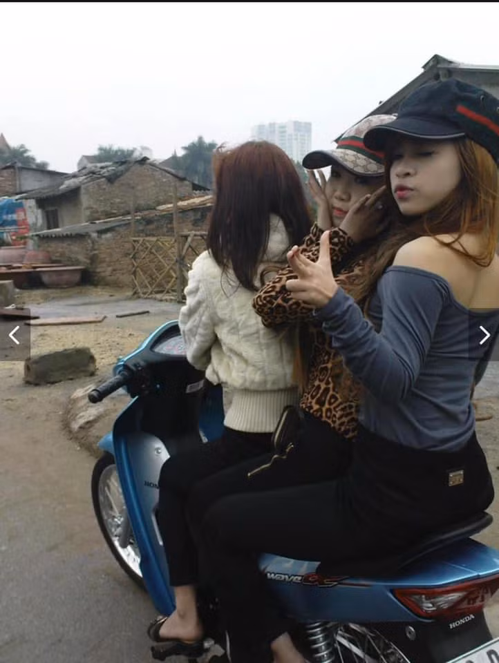 Kiểu tóc với phần tóc bên trên dày, tạo thành một lớp khác biệt so với phần đuôi được tỉa mỏng.