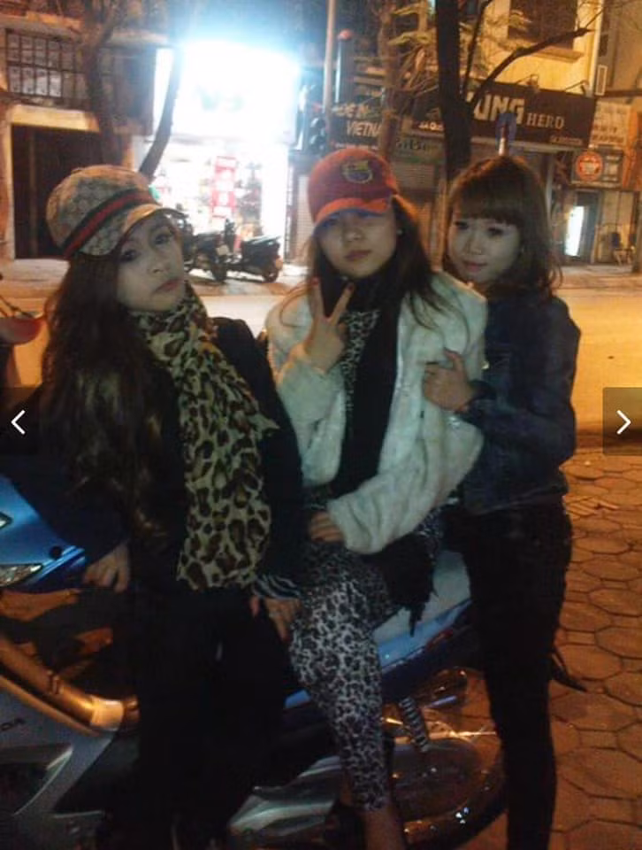 "Thời này vậy là xinh đẹp cực kì luôn á, hoài niệm quá", "ngày xưa 9x như này thì cũng thuộc tầm idol của các trường đấy", "thời mình trông mấy má này đúng ăn chơi sang chảnh, mà vừa trắng vừa xinh vừa gầy", "dân chơi ngày ấy, nhìn quả họa tiết da beo với đầu sư tử kèm quả mái dày cộm là biết rồi" - netizen bày tỏ cảm xúc trước loạt ảnh "girl phố" xưa.