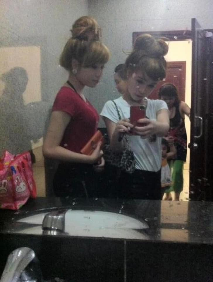 Kiểu tóc búi cao cũng được các cô nàng thời đó vô cùng ưa chuộng.