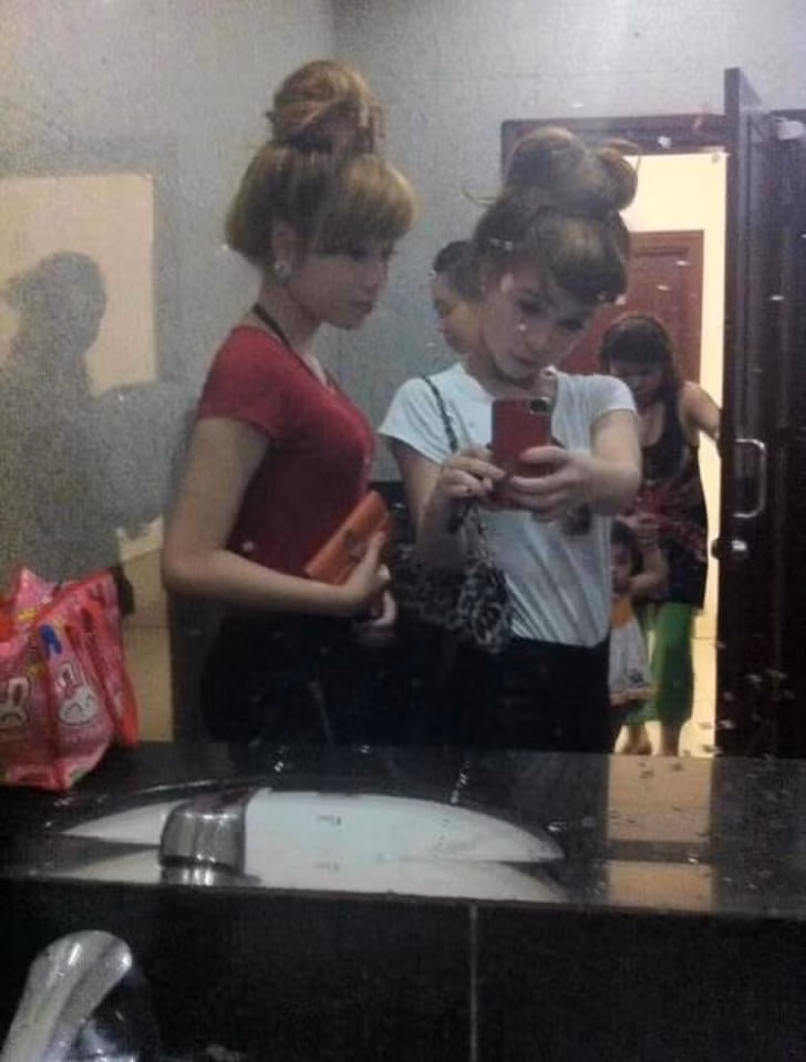 Kiểu tóc búi cao cũng được các cô nàng thời đó vô cùng ưa chuộng.