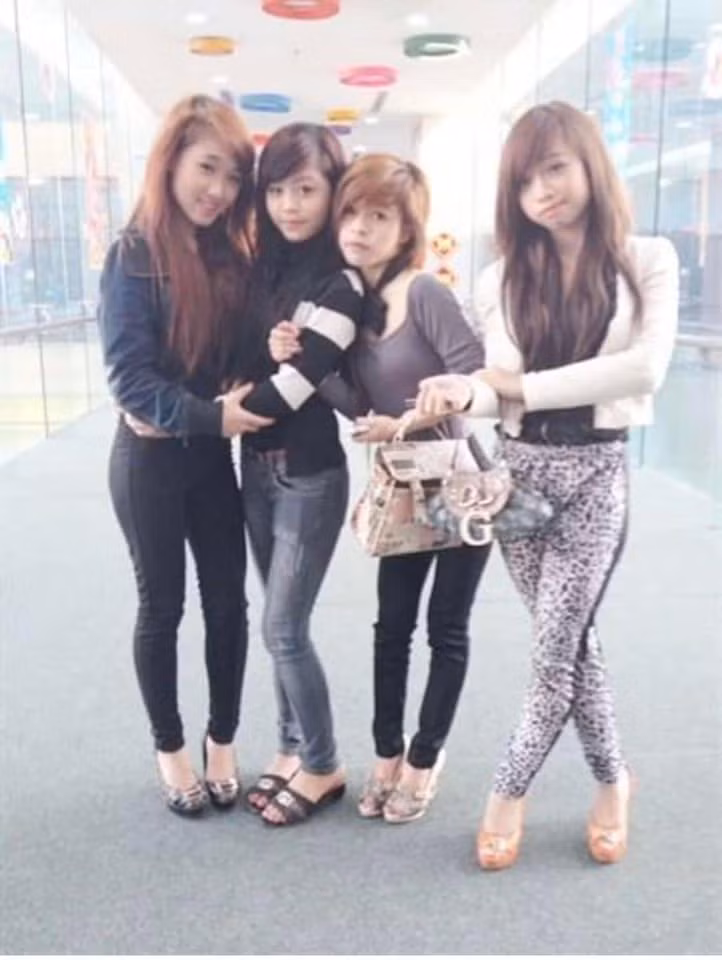 Nếu như thời 8x, phong cách quần ống loe làm mưa làm gió, thì đến 9x, kiểu quần legging ống bó được giới trẻ ưa chuộng.