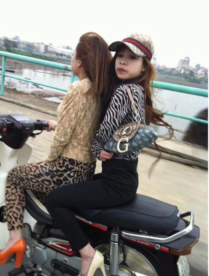 Cùng với sự phát triển của công nghệ, xu hướng thời trang cũng như gu thẩm mỹ đã thay đổi theo thời gian. Phong cách ăn mặc mỗi thời mỗi khác, mỗi thời điểm sẽ có một đặc trưng riêng. Nhìn những bức ảnh này, rất nhiều người sẽ hoài niệm đến lứa 8x, 9x một thời.