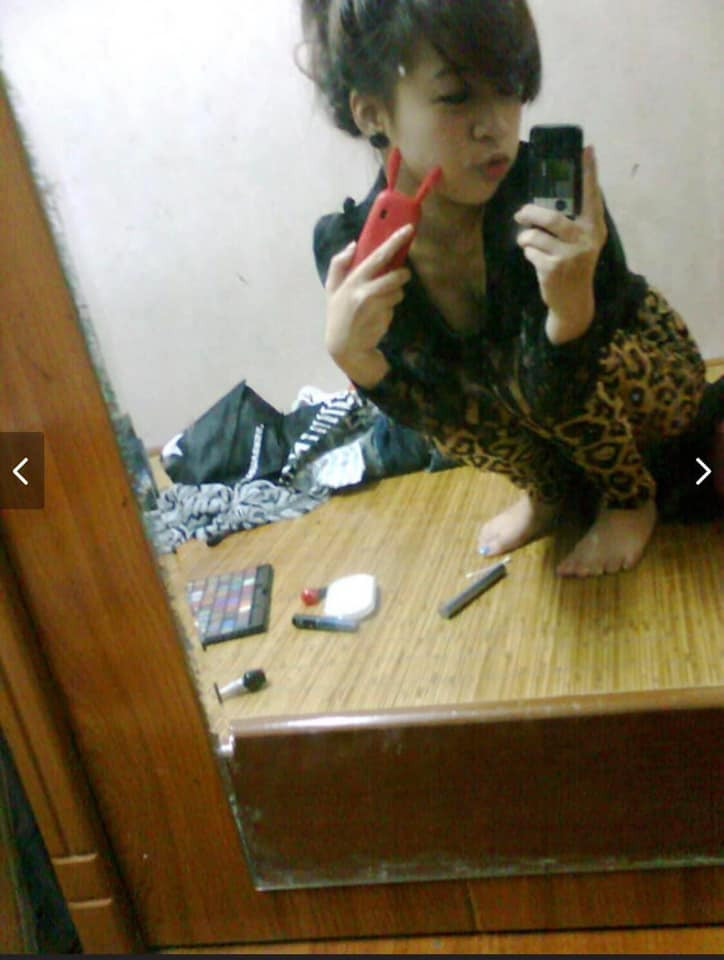 Kiểu selfie trước gương với phong cách phồng má chu môi huyền thoại. (Ảnh: Facebook)