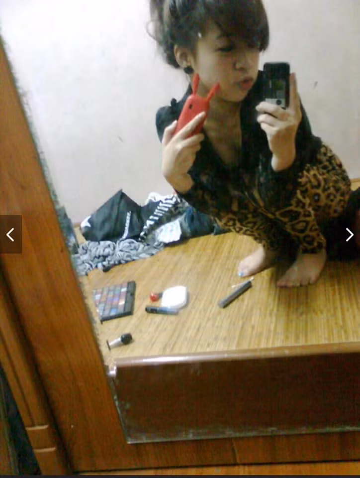 Kiểu selfie trước gương với phong cách phồng má chu môi huyền thoại. (Ảnh: Facebook)