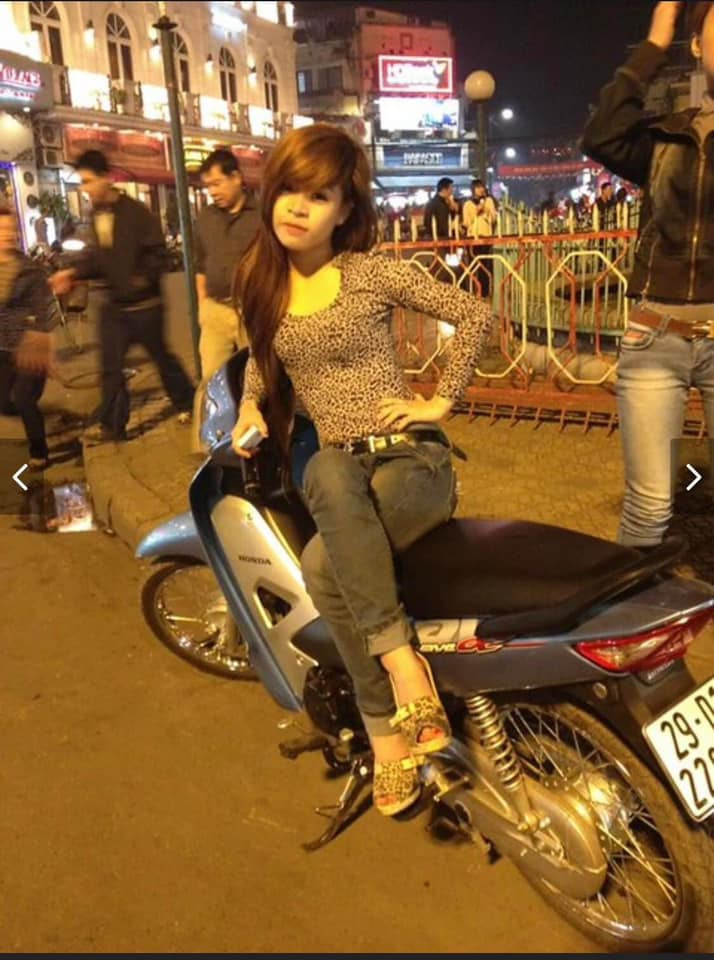 Có thể nhìn ở góc nhìn hiện tại, phong cách thời trang này hơi lỗi thời, tuy nhiên khoảng những năm 2006-2010, cách ăn mặc cũng như trang điểm này rất thịnh hành. Diện quần jean cặp trễ ôm sát, mặc áo họa tiết da beo, nhìn thôi đã ra chất một "girl phố" thứ thiệt.