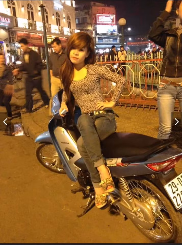 Có thể nhìn ở góc nhìn hiện tại, phong cách thời trang này hơi lỗi thời, tuy nhiên khoảng những năm 2006-2010, cách ăn mặc cũng như trang điểm này rất thịnh hành. Diện quần jean cặp trễ ôm sát, mặc áo họa tiết da beo, nhìn thôi đã ra chất một "girl phố" thứ thiệt.