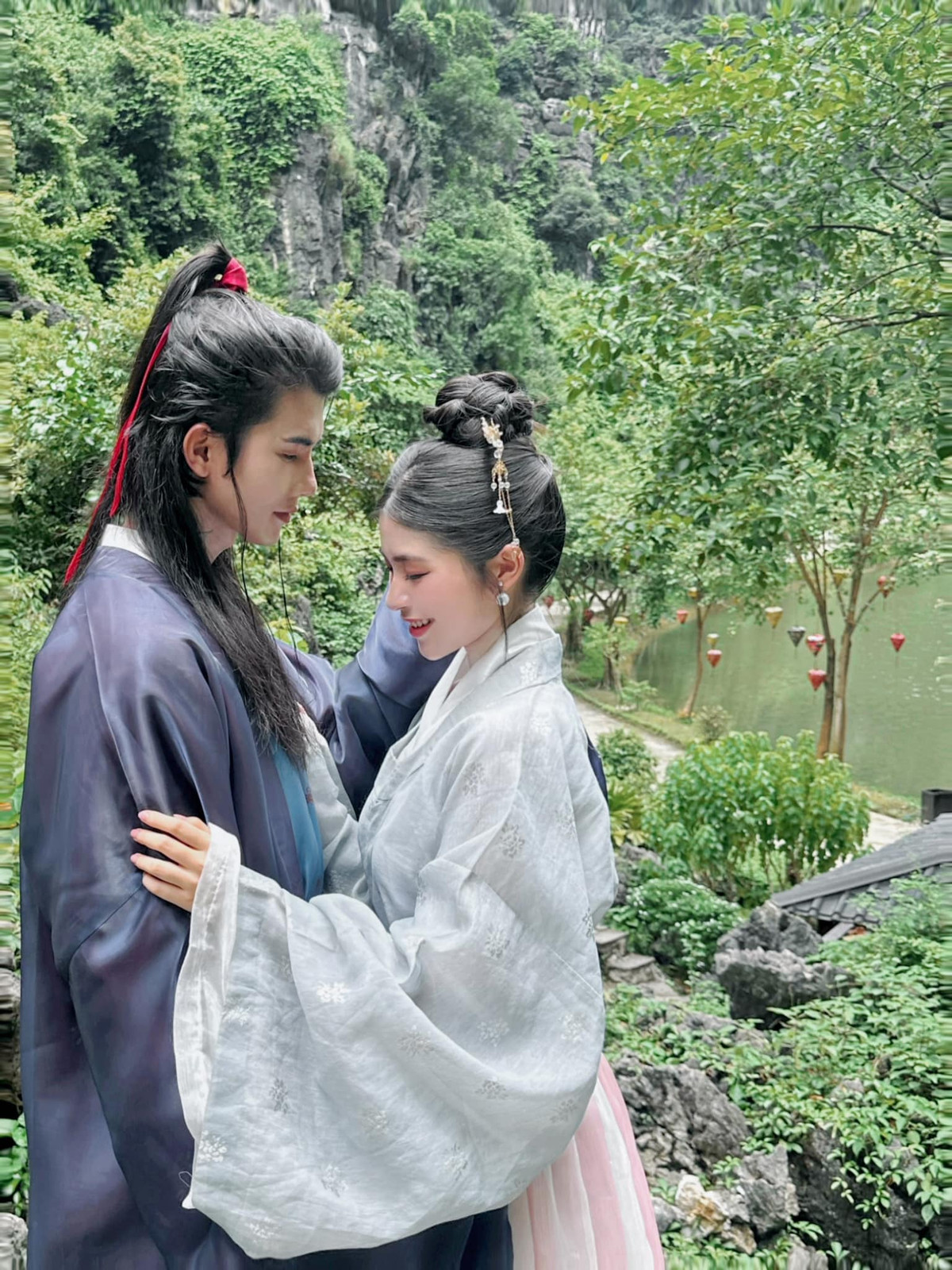 Hiện bộ phim vừa được bấm máy một thời gian và đang bị gián đoạn bởi mưa bão, chưa hẹn ngày lên sóng, tuy nhiên những hình ảnh tạo hình nhân vật nam nữ chính của bộ phim khiến "con dân" mê đắm bộ truyện này không khỏi "sốt xình xịch".