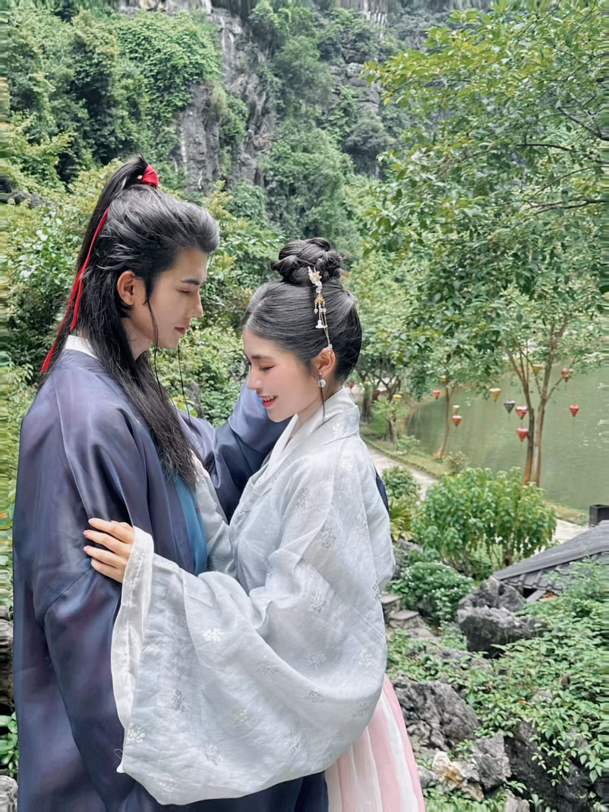 Hiện bộ phim vừa được bấm máy một thời gian và đang bị gián đoạn bởi mưa bão, chưa hẹn ngày lên sóng, tuy nhiên những hình ảnh tạo hình nhân vật nam nữ chính của bộ phim khiến "con dân" mê đắm bộ truyện này không khỏi "sốt xình xịch".