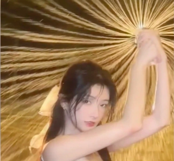 Để "đu trend", cần chuẩn bị chai nước nhựa, đục nhiều lỗ nhỏ ở đầu và phần trên của thân chai. Hướng phần đục lỗ của chai về phía trên cao rồi bóp mạnh, nước sẽ bắn ra ngoài từng tia, tạo thành hình tròn.