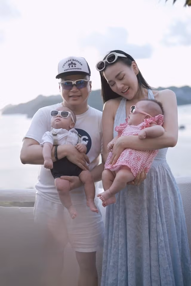 Bên dưới bài đăng, bạn bè và khán giả dành nhiều lời khen ngợi cho vợ chồng nữ diễn viên và hai con: "Mê mẩn hai thiên thần nhỏ", "cả nhà yêu quá", "ôi mẹ bỉm về dáng nhanh vậy".