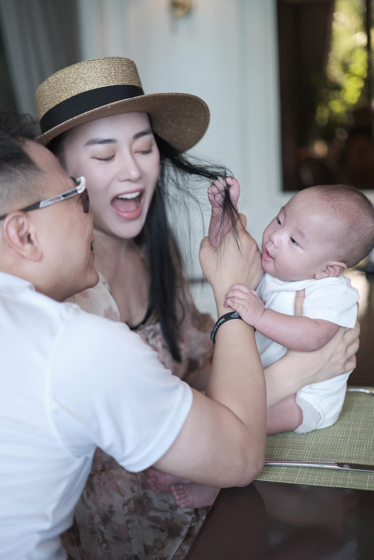 Trong một livestream gần đây, khi được nhiều khán giả khen nhanh về dáng sau sinh, bà xã Shark Bình cho hay: “Cũng trộm vía vì không biết sau sinh mình thế nào. Lúc Oanh lên bàn mổ là 77kg, bầu thấy mình không bị to chân tay lắm mà vào bụng hết nên Oanh nghĩ vào con và đẻ xong mình sẽ giảm được đến 20kg. Đẻ xong ngày thứ 4 vẫn đang ở viện, mình đứng lên cân: 74kg. Oanh quay sang bảo: ‘Bác sĩ ơi, cân sai à? Cân hỏng rồi!’