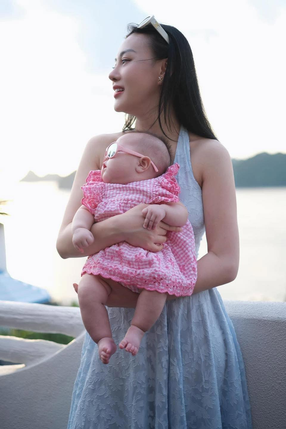 Dù mới sinh nở không bao lâu, tuy nhiên có thể thấy Phương Oanh đã về dáng, cô nàng tự tin diện chiếc váy tôn dáng.