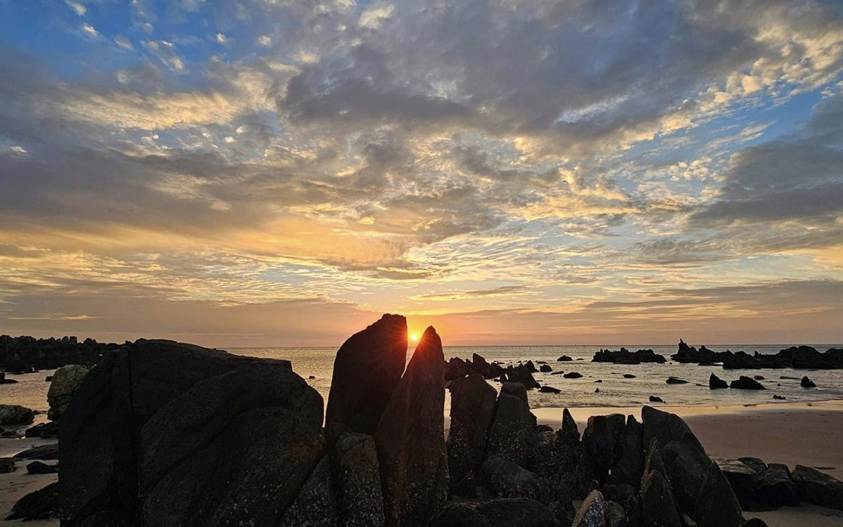 Bình minh trên biển Hoành Sơn. Ảnh: Bảo Ân