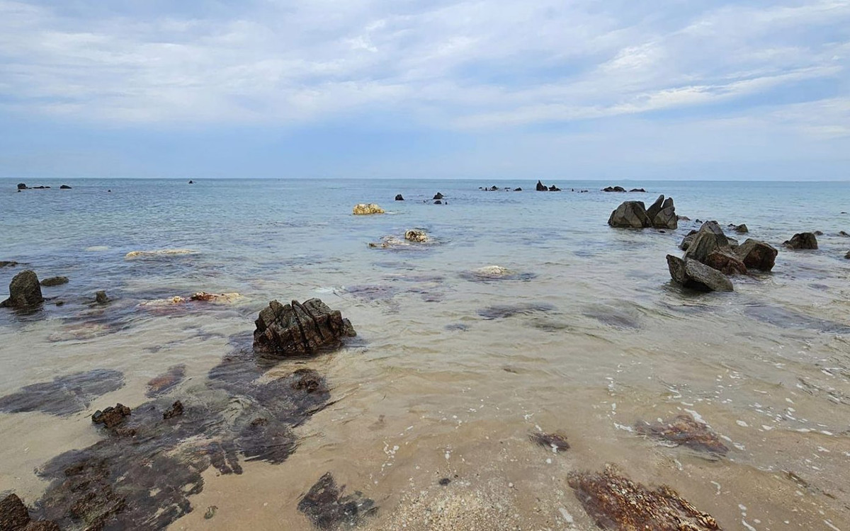 Được bao bọc bởi những dãy núi, nên biển Hoành Sơn khá lặng gió, nước xanh trong. Ảnh: Bảo Ân