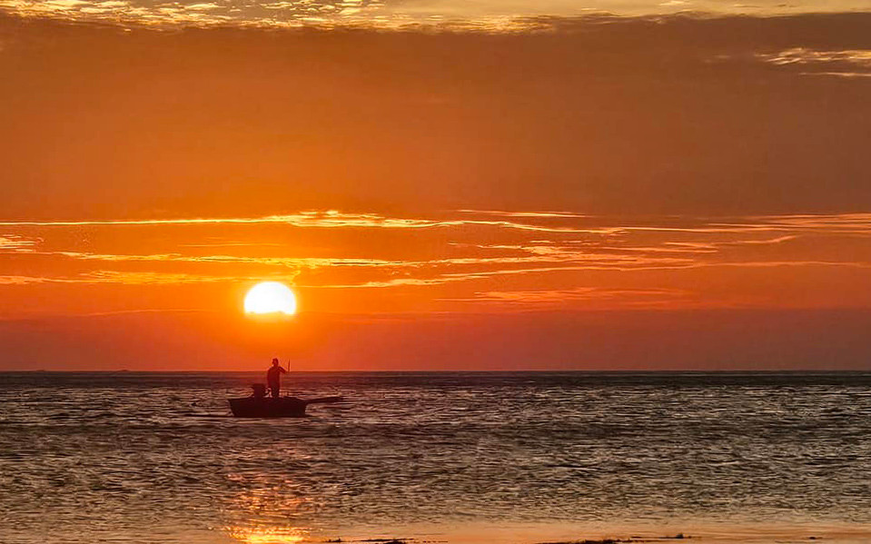 Ánh nắng vàng trải dài trên mặt biển, tạo nên bức tranh thiên nhiên ấn tượng. Ảnh: Bảo Ân