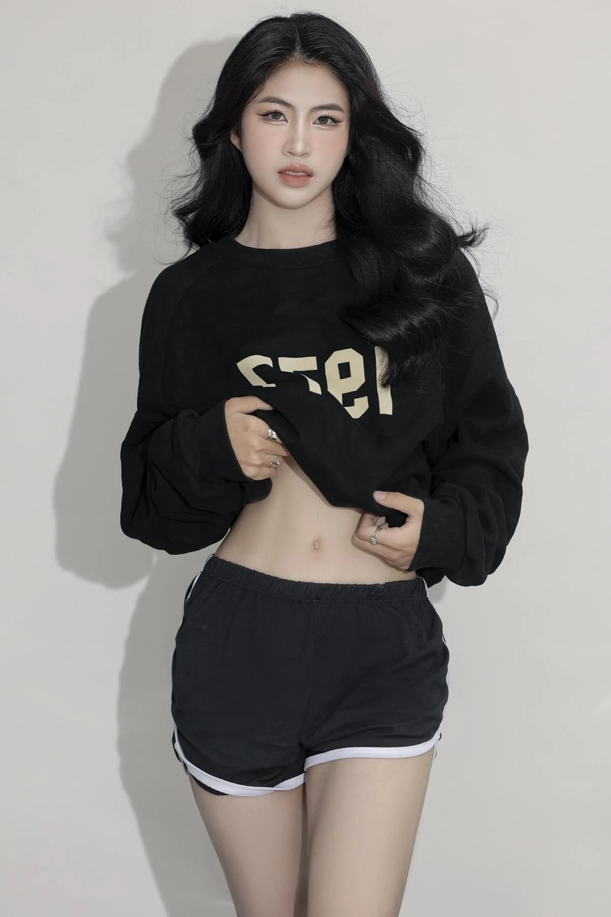 Ở phần bình luận, nhiều người hâm mộ đã bày tỏ xuýt xoa trước nhan sắc "10 điểm không có nhưng" của cô nàng, thậm chí rất nhiều fan nam nhận Thanh Nhã là "vợ": "Xinh quá vợ ơi, theo anh về nhà thôi", "Mê mẩn cái nhan sắc này quá đi", "đúng là bông hồng thép".