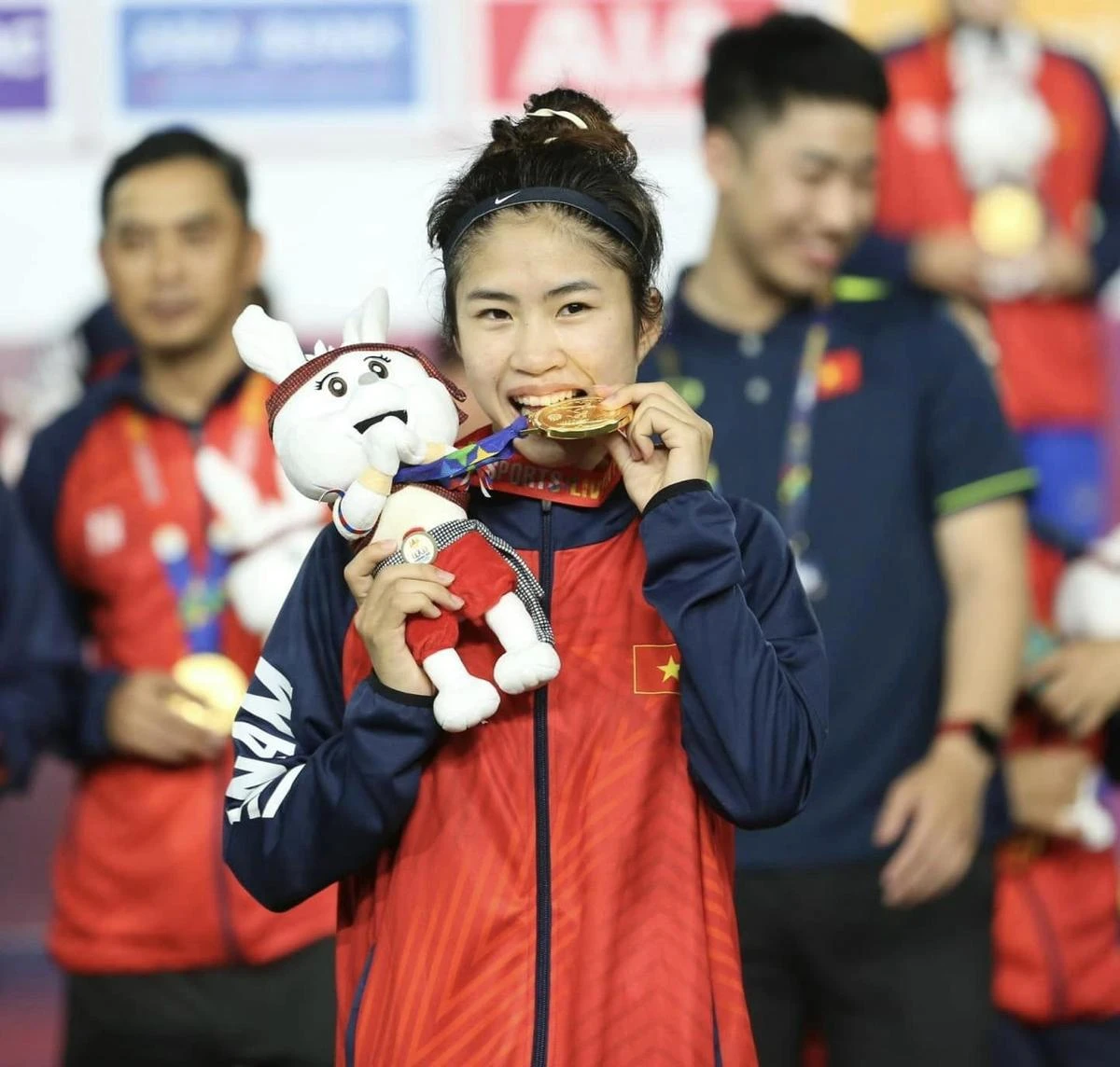 Nguyễn Thị Thanh Nhã, sinh năm 2001, hiện đang thi đấu ở vị trí tiền đạo cho CLB HN Watabe và đội tuyển nữ Việt Nam. Dù tuổi còn trẻ tuy nhiên cô cùng tuyển nữ Việt đã có những thành tích đầy ấn tượng.