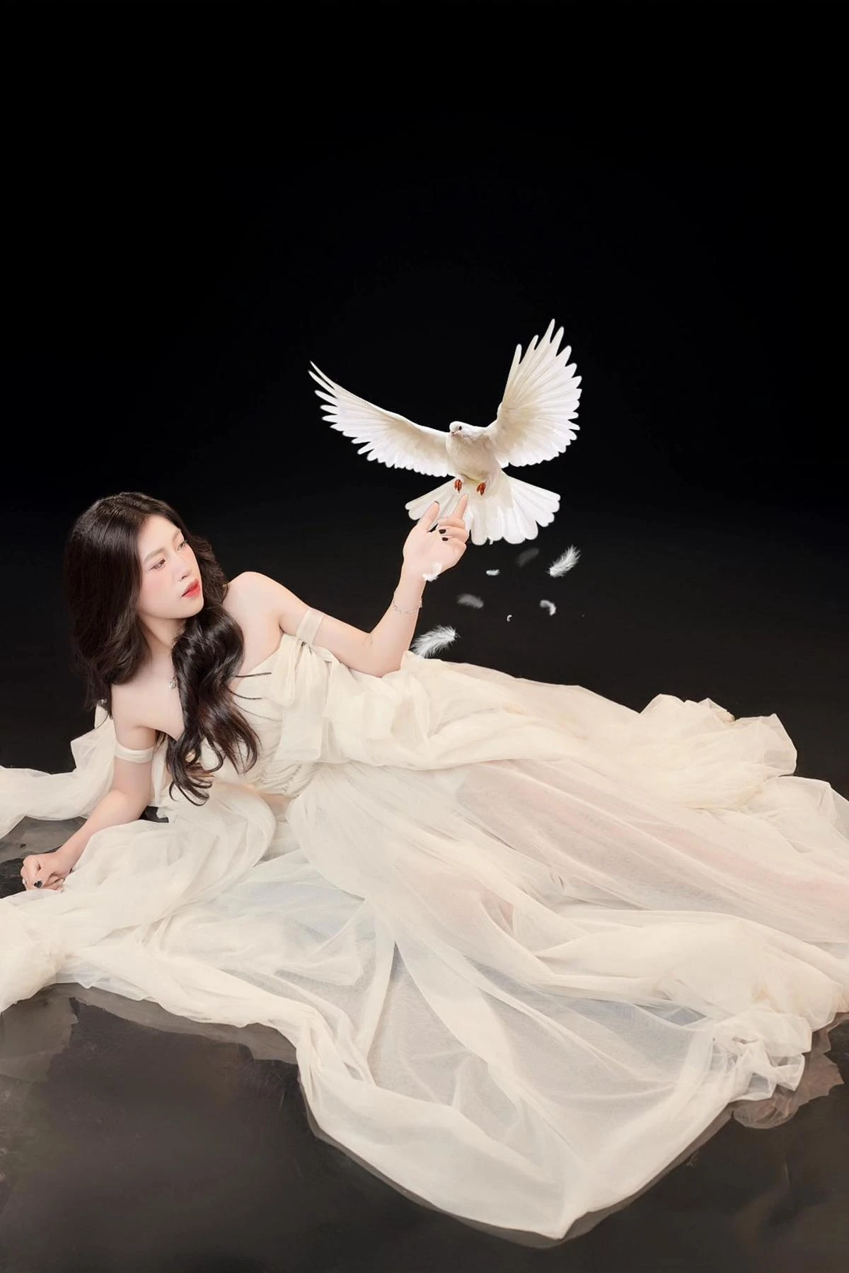 Khác với hình ảnh năng động trên sân cỏ, 'Hoa khôi' tuyển nữ Việt Nam lại dịu dàng, khoe trọn nhan sắc trong trẻo và ngọt ngào.