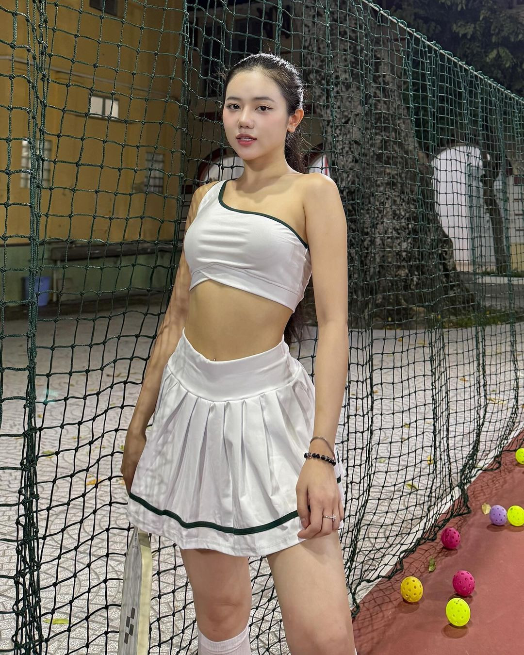 Nhiều người bày tỏ cảm xúc về thời trang pickleball của cô nàng có người cho rằng Ý Nhi ăn mặc phù hợp, thoải mái cho việc vận động, có người lại cho rằng đi tập thể thao không nên điệu quá, mà nên đầu tư đến kỹ thuật, phương pháp chơi bộ môn này.