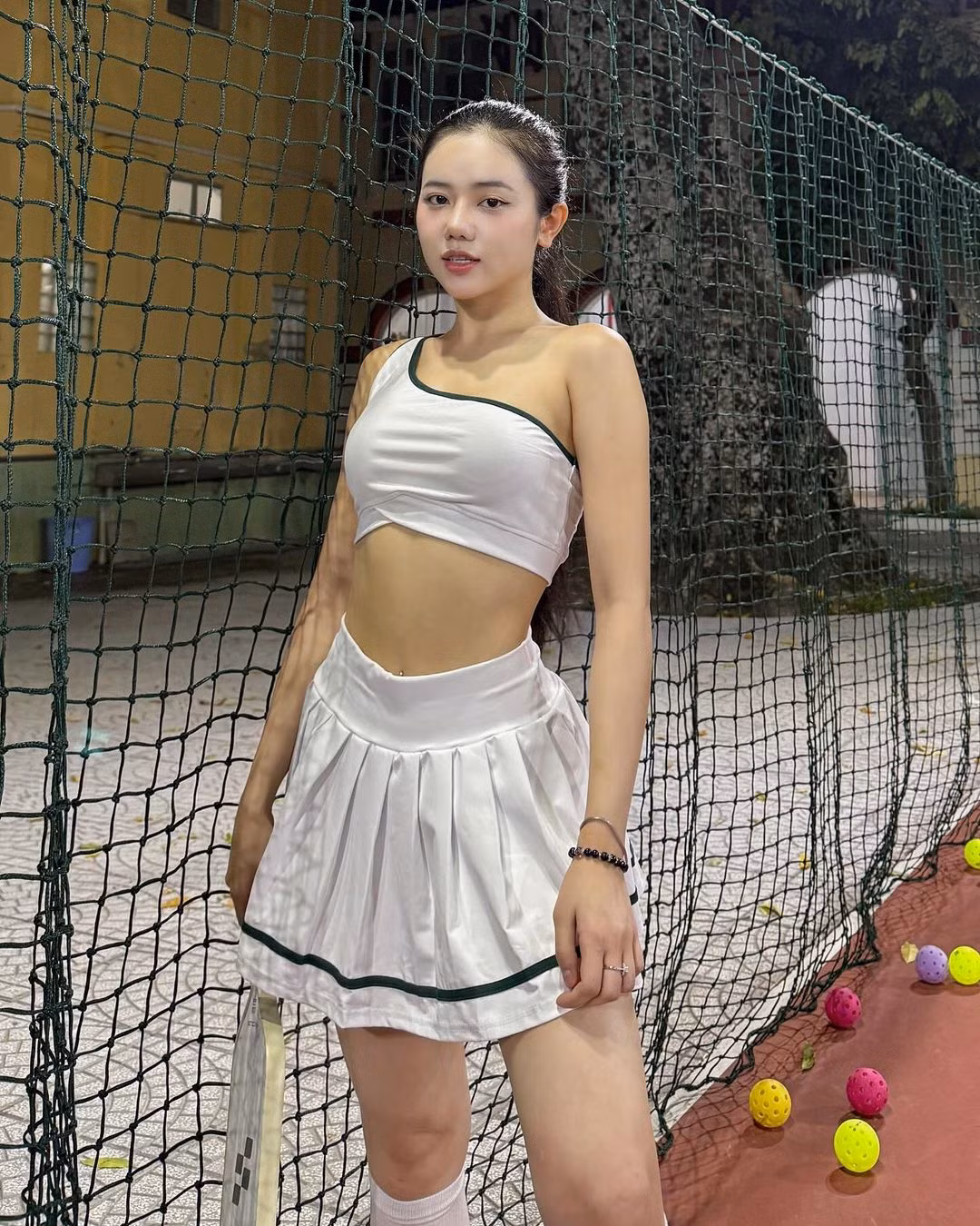 Nhiều người bày tỏ cảm xúc về thời trang pickleball của cô nàng có người cho rằng Ý Nhi ăn mặc phù hợp, thoải mái cho việc vận động, có người lại cho rằng đi tập thể thao không nên điệu quá, mà nên đầu tư đến kỹ thuật, phương pháp chơi bộ môn này.