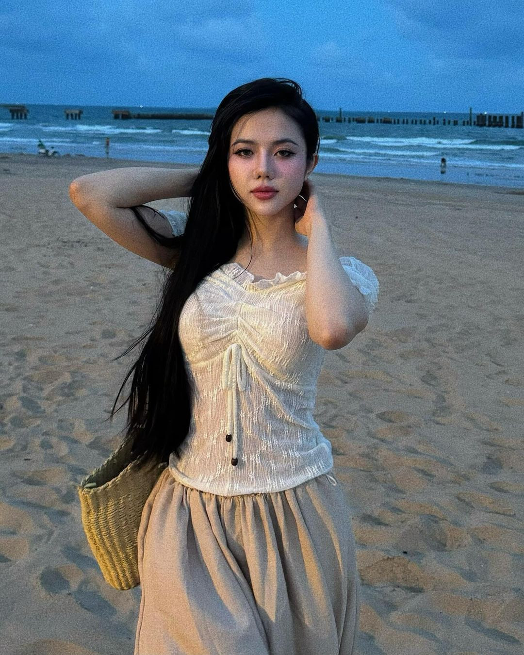 Cô nàng ưa chuộng phong cách nữ tính nhưng cũng không kém phần gợi cảm khoe body săn chắc, cân đối. Cô cũng thể hiện cuộc sống sang chảnh trên MXH khi thường xuyên check-in những nhà hàng đắt đỏ, đi sắm đồ hiệu,... (Ảnh: IGNV)