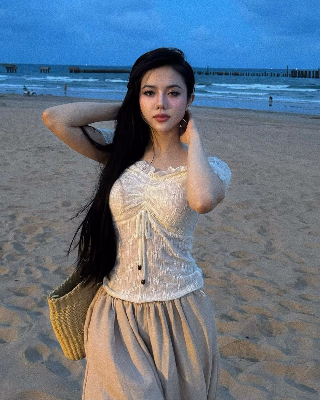 Cô nàng ưa chuộng phong cách nữ tính nhưng cũng không kém phần gợi cảm khoe body săn chắc, cân đối. Cô cũng thể hiện cuộc sống sang chảnh trên MXH khi thường xuyên check-in những nhà hàng đắt đỏ, đi sắm đồ hiệu,... (Ảnh: IGNV)