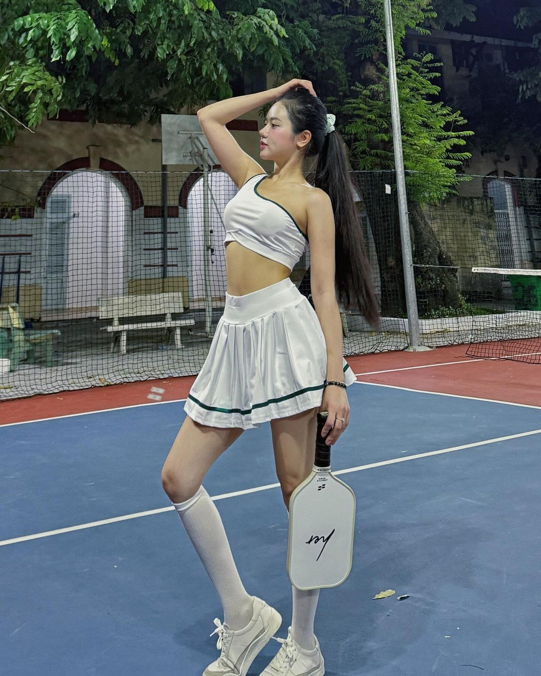 Để chơi bộ môn hot-trend một cách thuần thục, bạn gái "tin đồn" chồng cũ Xoài Non còn chủ động thuê thầy giáo kèm cặp thêm. Cô nàng cũng bày tỏ khá đầu tư cho bộ môn này, rất quan tâm đến ngoại hình khi lên sân tập: "Ước gì có hãng thời trang nào đó tài trợ đồ tập chứ ra sân lựa đồ áp lực quá, ai bảo điệu thì chịu."