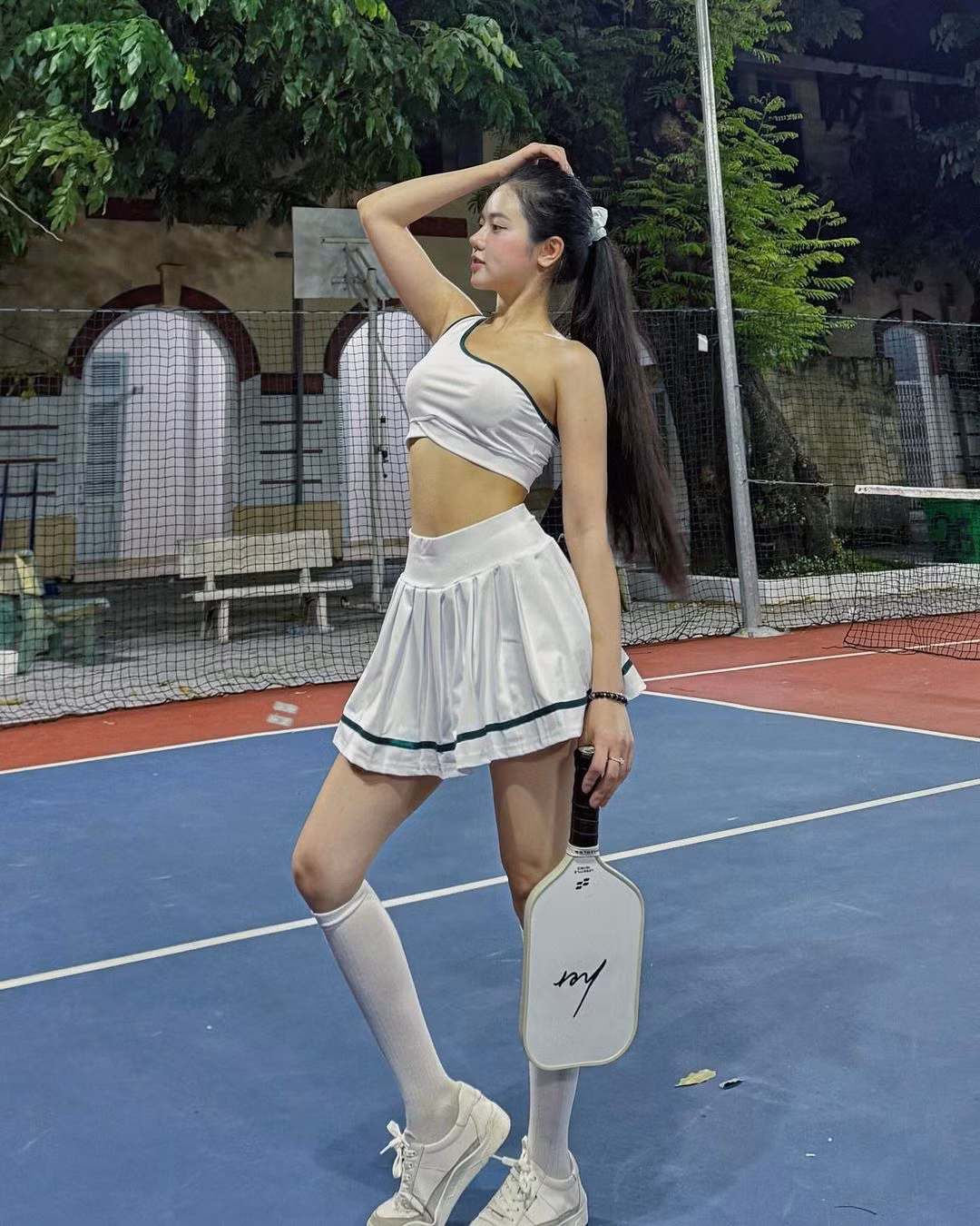 Để chơi bộ môn hot-trend một cách thuần thục, bạn gái "tin đồn" chồng cũ Xoài Non còn chủ động thuê thầy giáo kèm cặp thêm. Cô nàng cũng bày tỏ khá đầu tư cho bộ môn này, rất quan tâm đến ngoại hình khi lên sân tập: "Ước gì có hãng thời trang nào đó tài trợ đồ tập chứ ra sân lựa đồ áp lực quá, ai bảo điệu thì chịu."