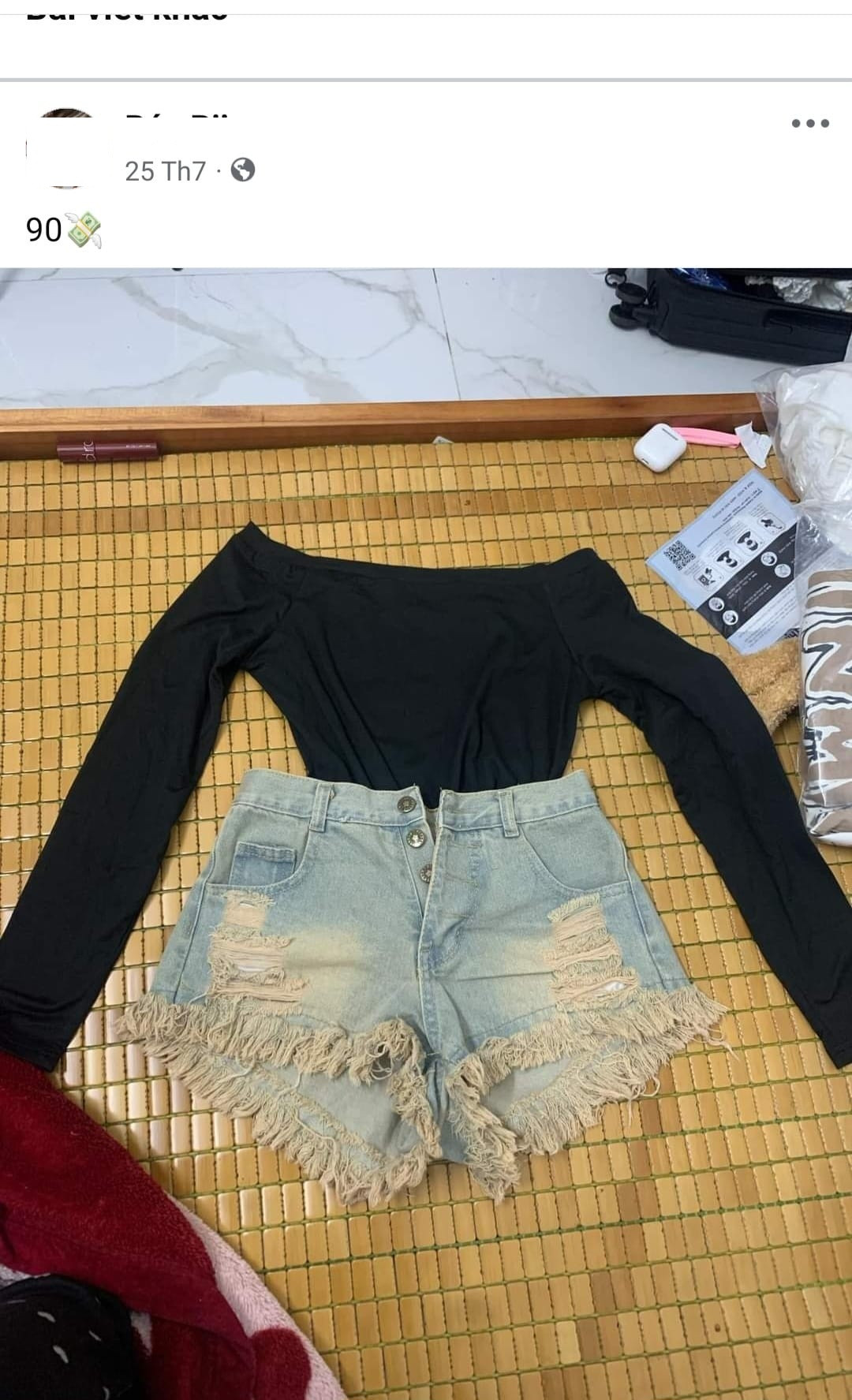 Những món đồ được cô gái chụp hình lại, đăng tải lên các hội nhóm pass đồ, thu mua đồ cũ để bán.