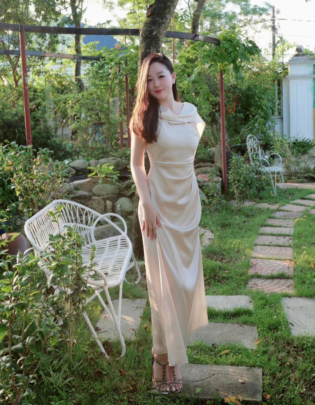 Cô thường chọn những thiết kế váy nhẹ nhàng, màu sắc nhã nhặn. (Ảnh: FBNV)