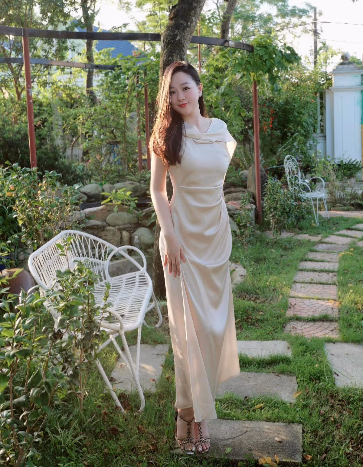 Cô thường chọn những thiết kế váy nhẹ nhàng, màu sắc nhã nhặn. (Ảnh: FBNV)