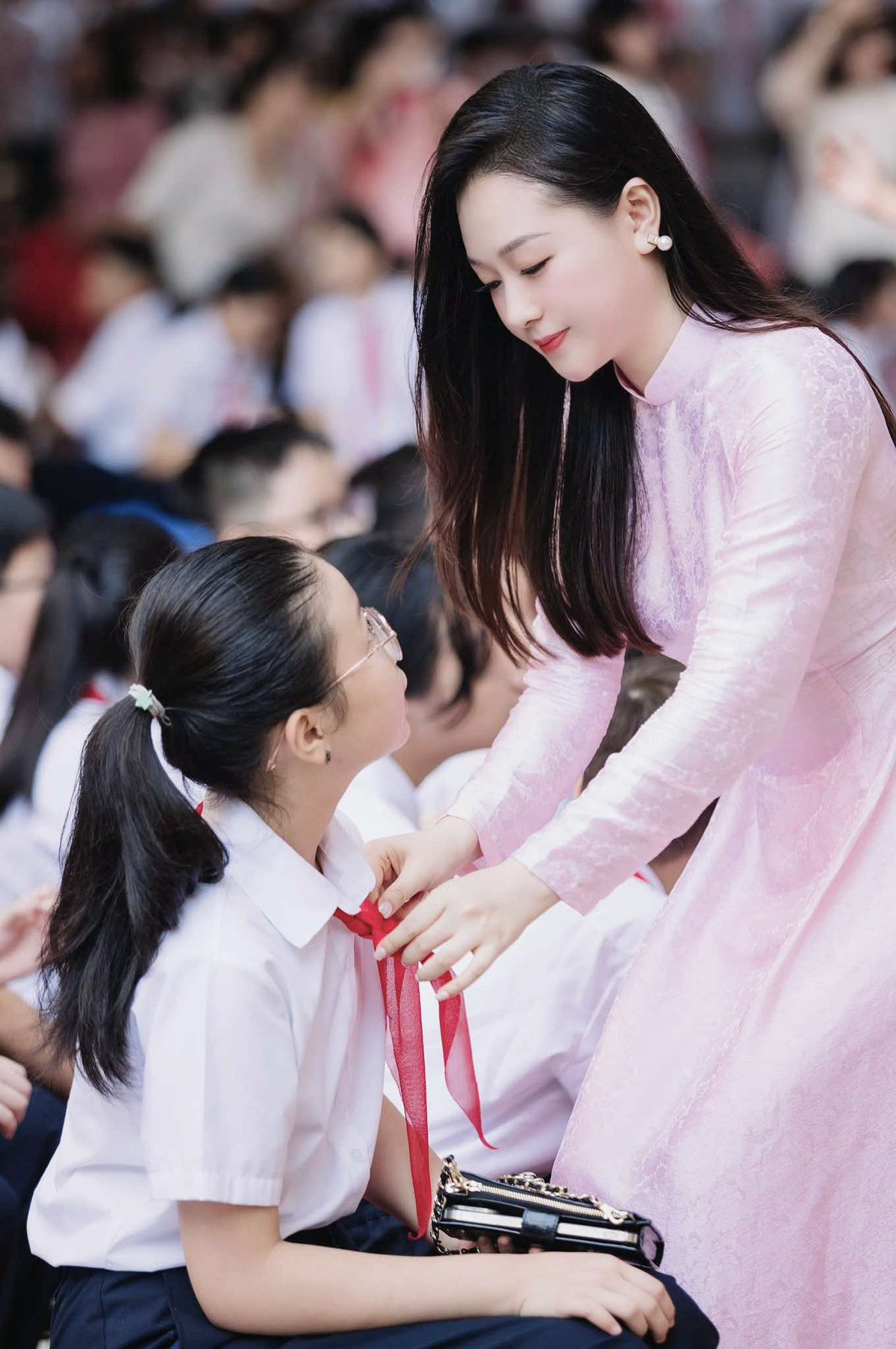 Trong mùa khai giảng năm nay, Mỹ Linh cũng vô cùng hút ống kính khi đón các em học sinh mới nhập học.