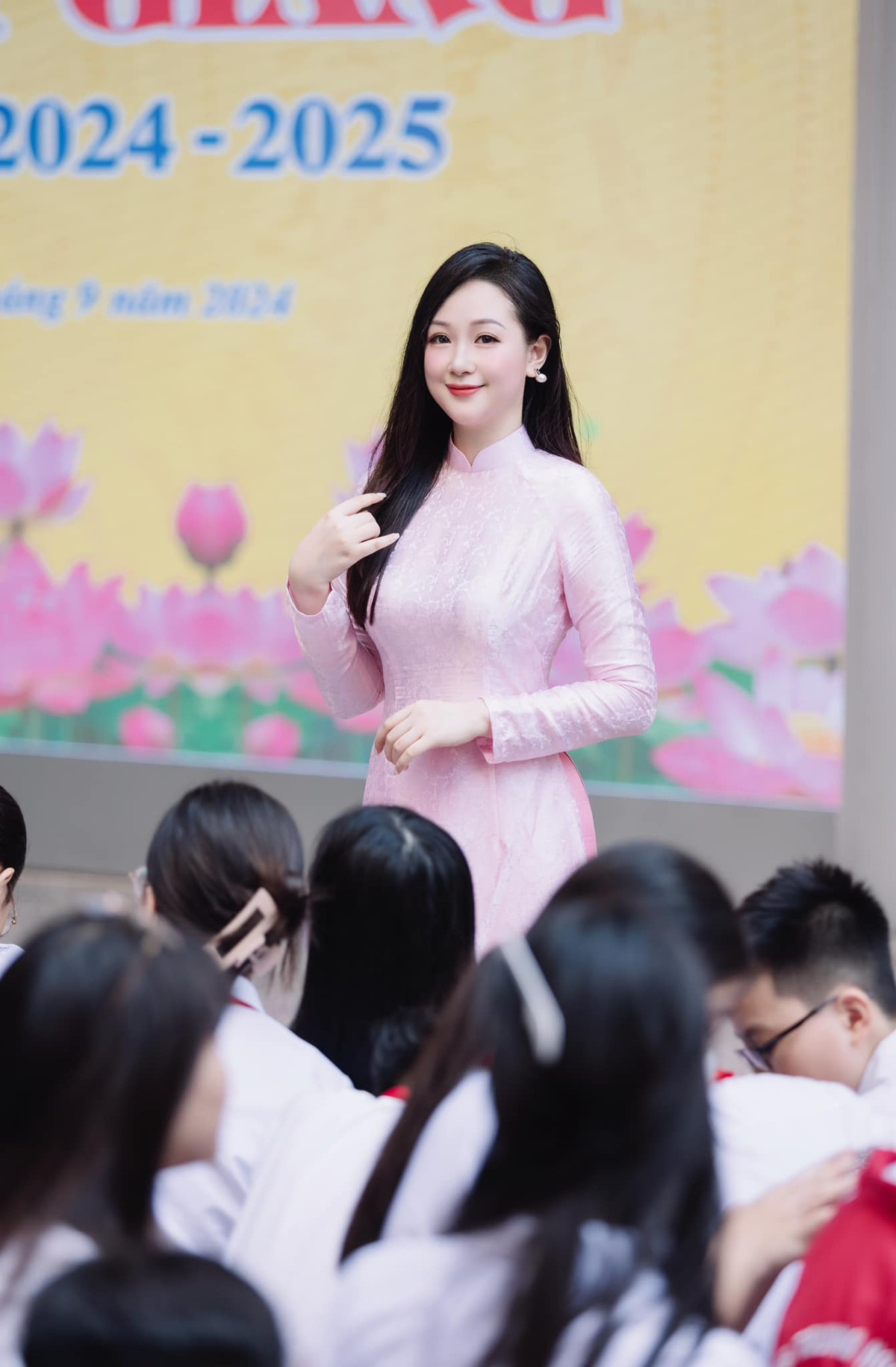 Được biết, cô giáo Mỹ Linh tốt nghiệp bằng giỏi Sư phạm Ngữ văn, Đại học Sư phạm Hà Nội. Sau khi tốt nghiệp, nữ giáo viên về giảng dạy tại một trường THCS ở quận Ba Đình.